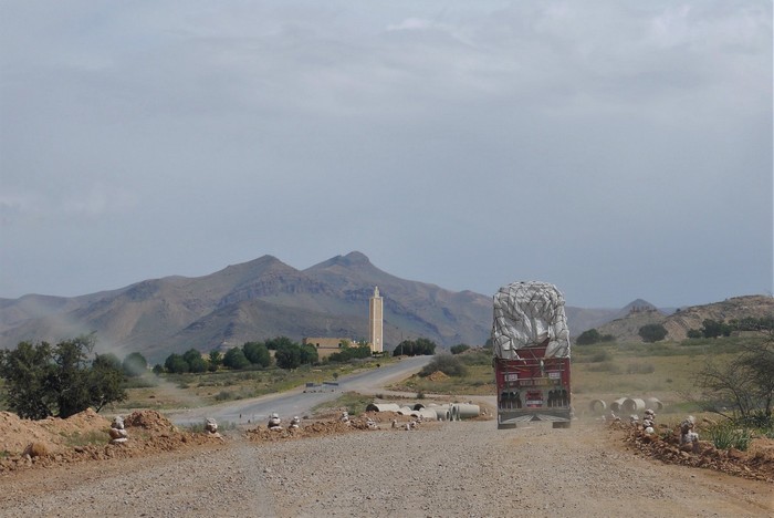 sur la route camion lourdement chargé