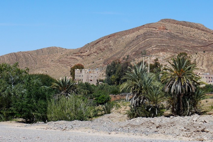 on aperçoit la grande maison c'est le restaurant "le Safran" à recommander
