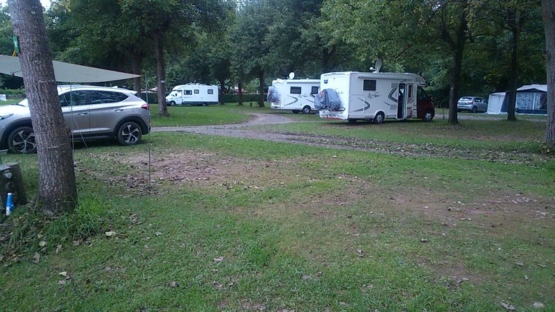 4 caravanes et 8 campings cars !
