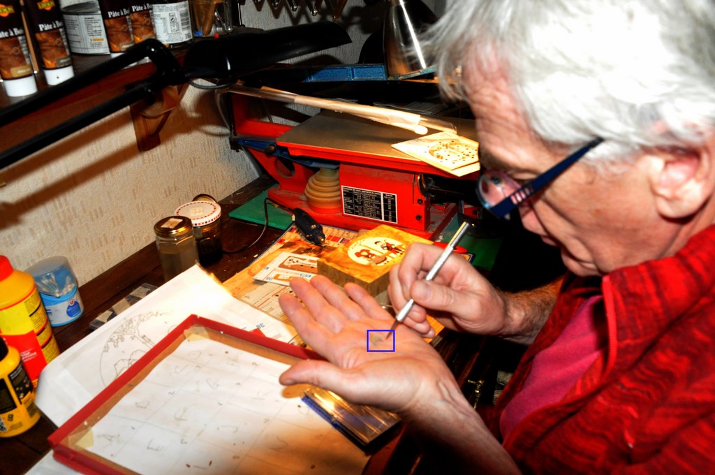 Pour mieux apprécier la minutie du travail, Francis me montre l'une des pièces du puzzle