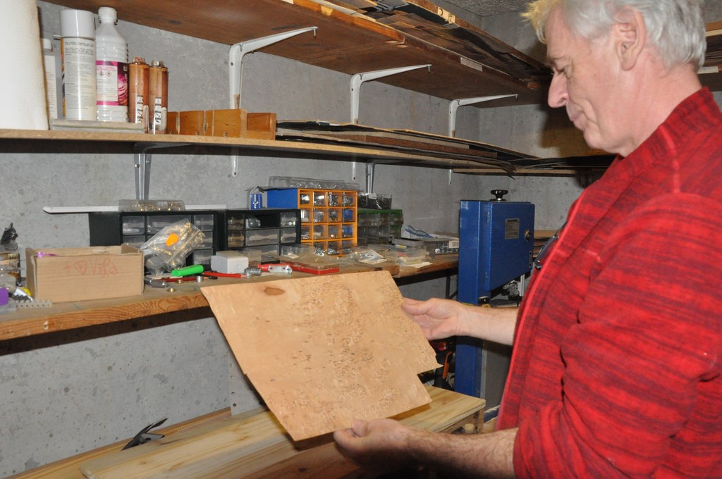 Dans la réserve de bois de placage