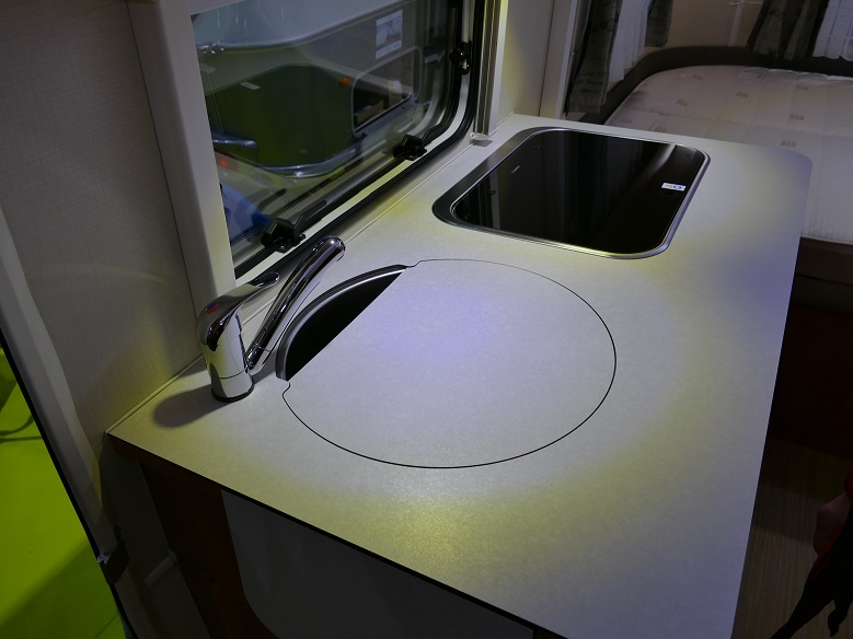 faut enlever la plaque d'évier pour la route !