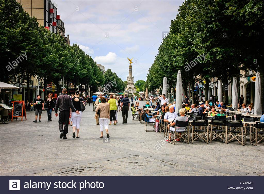 outdoor-cafe-culture-in-place-drouet-derlon-reims-france-CY45M1 (Large).jpg