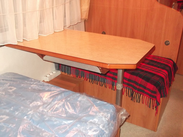 DSCF1501 & lit et table.jpg
