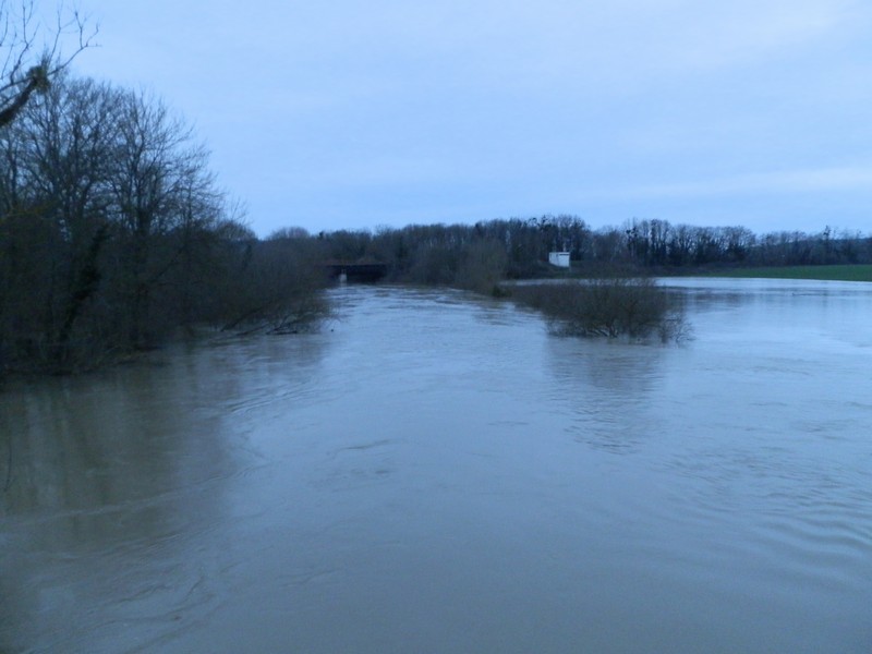 Devant nous l'Aisne qui passe sous le "pont canal"