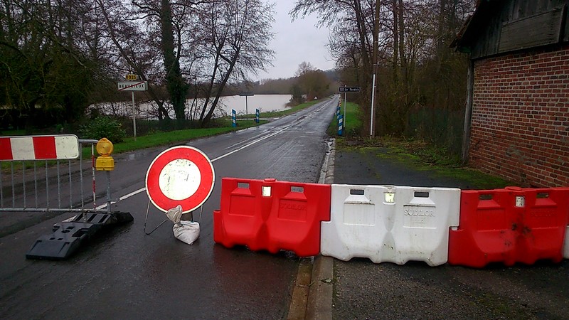 L'eau, sur la gauche, ce n'est pas l'Aisne qui doit se trouver à environ 2 Km sur la gauche mais à cet endroit, c'est un champs labouré ! !