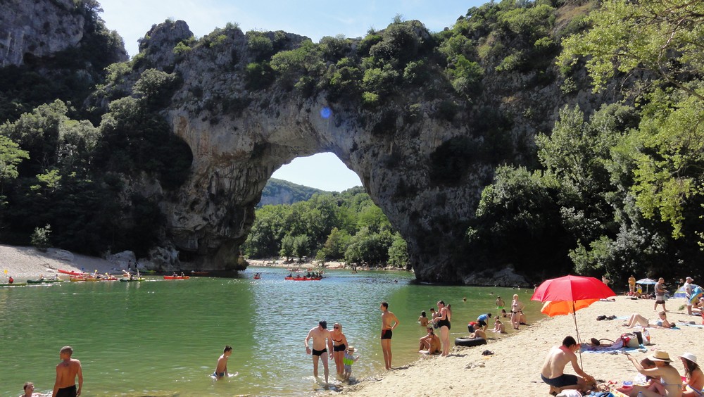 L'anarchie totale entre les baigneurs et les canoës, j'ai été étonné de ne pas voir d'accident !? Je suis resté juste le temps de prendre une photo.