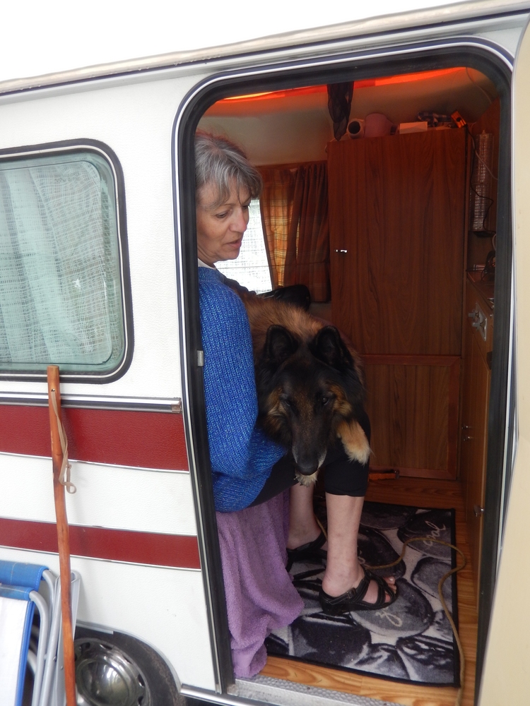 Dans les bras de sa maîtresse.