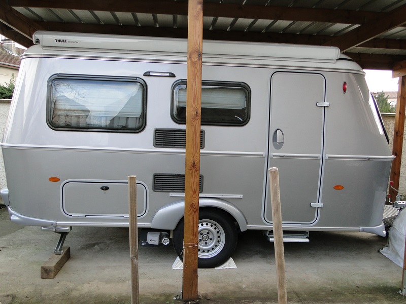 Maintenant à l'abris  la demoiselle