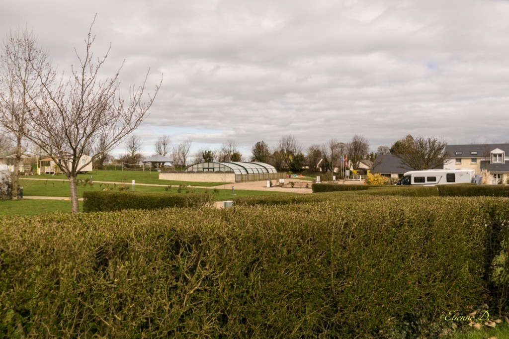 la piscine et les aires de jeux, vus depuis notre emplacement