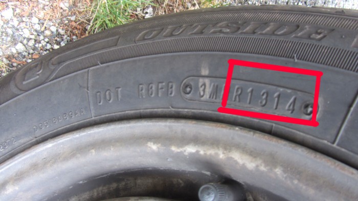 La date, dans un ovale, après DOT<br />Le deux premiers chiffres, la semaine dans l'année. Les deux derniers, l'année.<br />Ex: 1314= 13 Ieme semaine de 2014