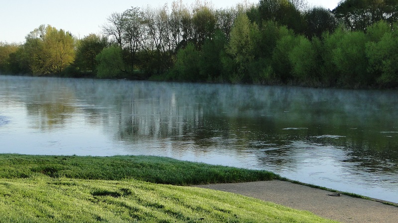 brume au petit matin sur l'eau