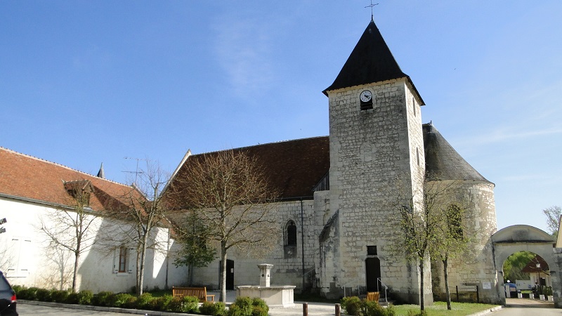 Sur la place de la mairie avec l'entrée de camping sous le porche