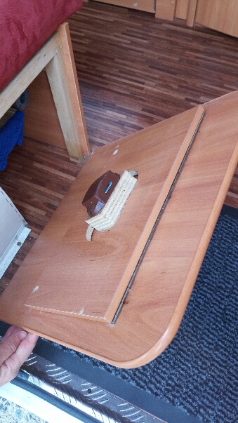 Le verrou fixé sur sa planchette