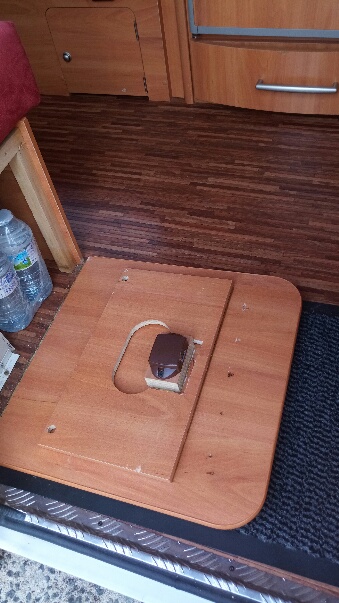 Le verrou refixé et la planchette descendue de 3 voir 4 cm.