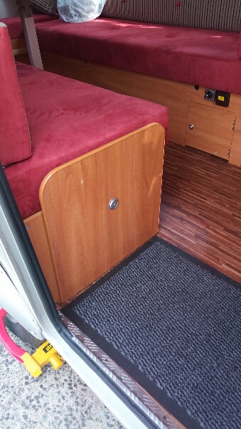 La porte se verrouille sans besoin de soulever la banquette et est bien perpendiculaire au sol