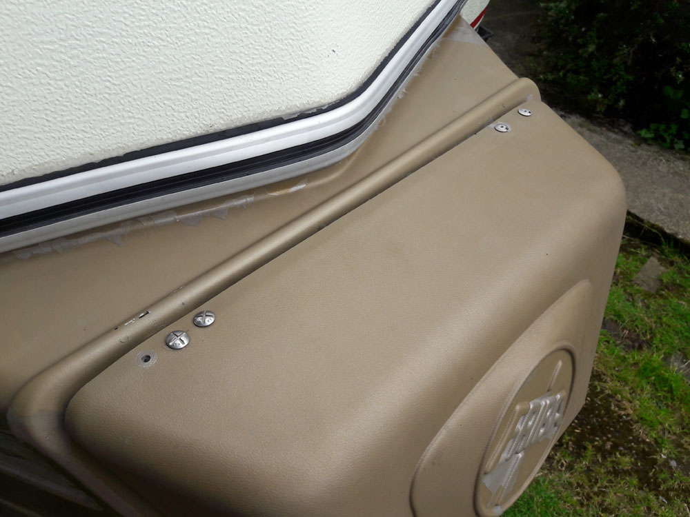 Charnières du coffre à changer