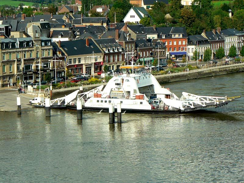 Vue aérienne du bac rive droite en cours de debarquement
