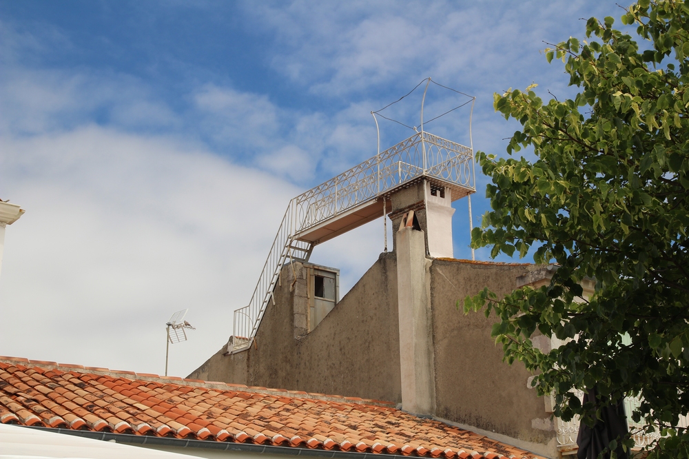 Une cheminée avec terrasse.