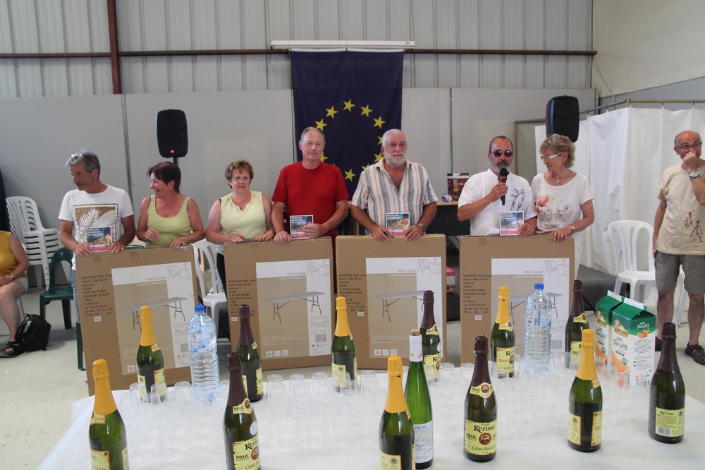 Remise des cadeaux aux organisateurs de la part des participants au rassemblement.