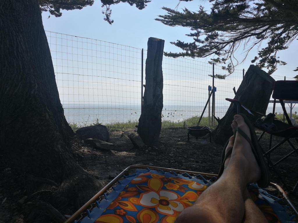 Lit de camp, tongs et mer...