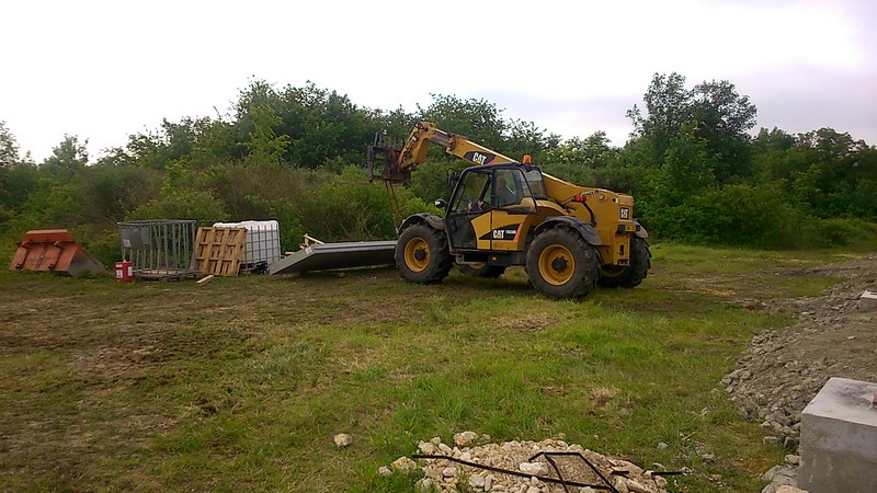 ça ce sont les plaques de cotés .<br />1.20 m de haut sur 18 cm d'épaisseur sur 5.80m de longueur. 3.4 tonnes la pièce.