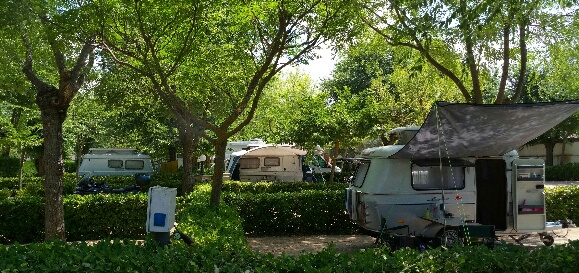 Au camping el Greco à Tolède. Le seul camping ou nous avons croisé des eriba ! Un couple d'anglais avec qu nous avons un peu échangé. Et des Rennais mais pas de contact. La petite est à droite au premier plan :)