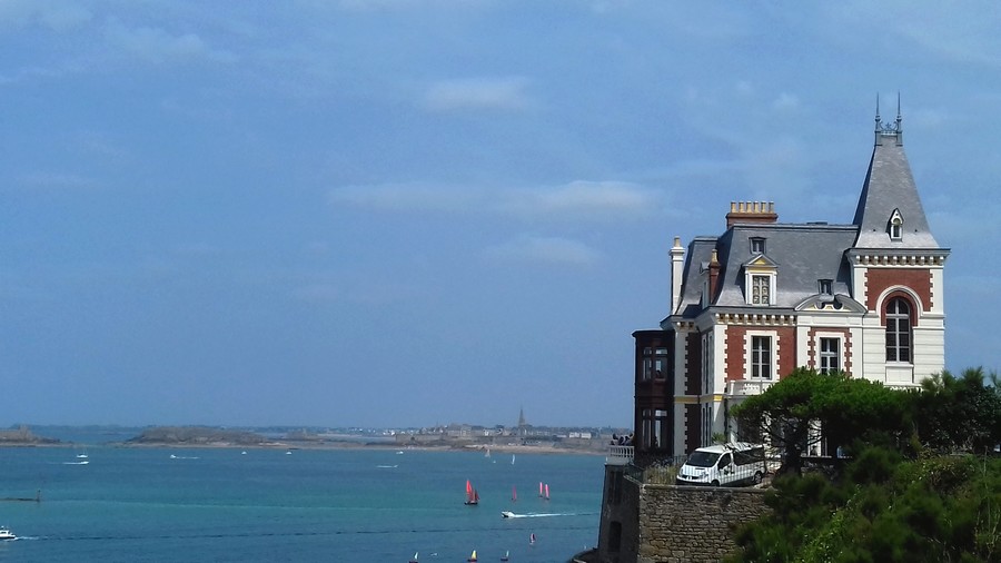 La villa des Rches Brunes avec St Malo au fond.