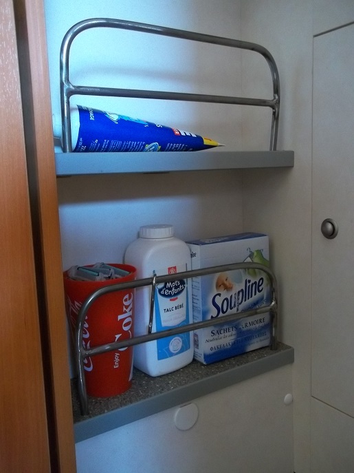 Avec ajout d'une barre intermédiaire . Le tout en acier .