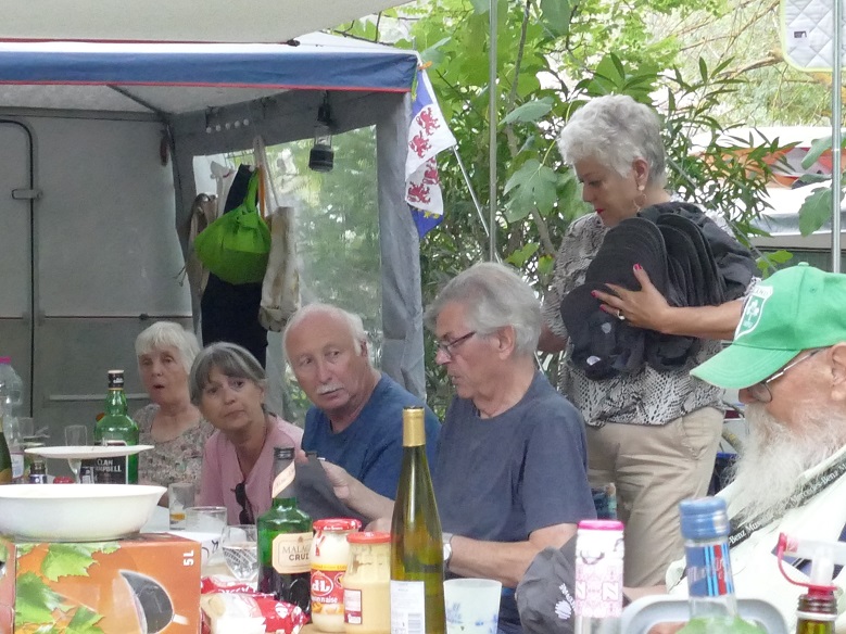 distribution de protection solaire et autres , merci alain , claudia