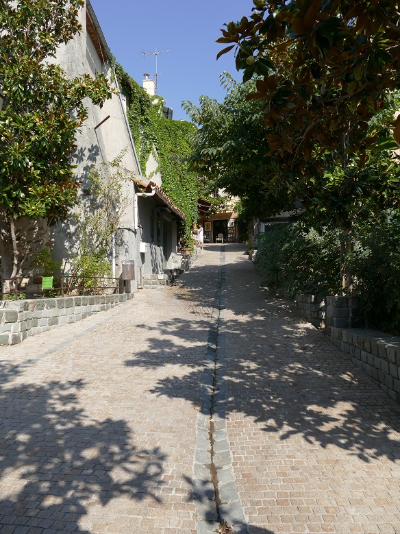 Le castelet . Joli village avec ses artisans