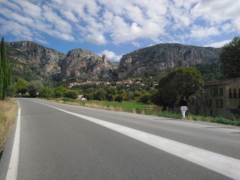 Moustiers-Sainte-Marie est une commune française, située dans le département des Alpes-de-Haute-Provence en région Provence-Alpes-Côte d'Azur. Blottie contre un escarpement rocheux, Moustiers est souvent comparée à une crèche avec son étoile suspendue dans le vide.