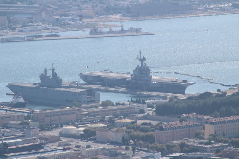 Le porte avion CDG.