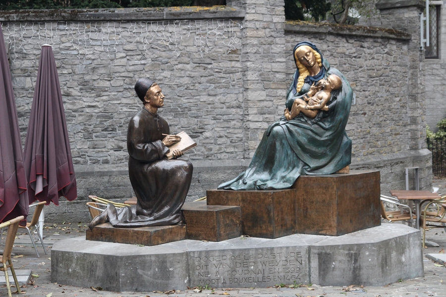 A côté de la cathédrale.