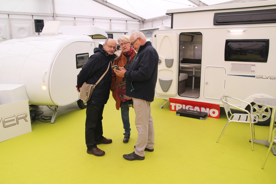 Des jeunes avec leurs tél. portables.