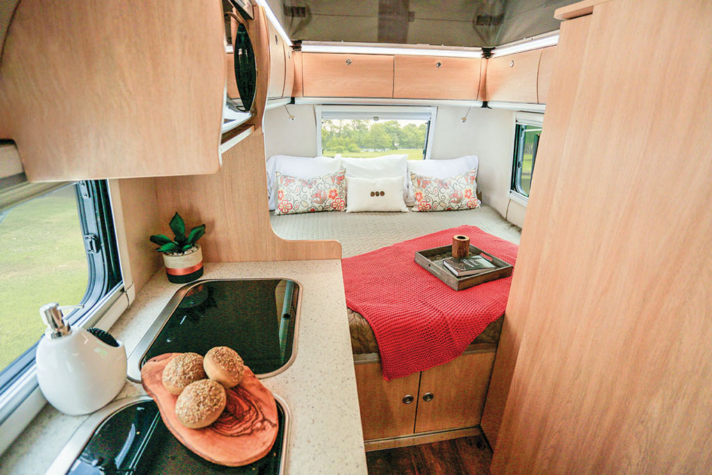 0 16 Hymer-Touring-GT-2019-Heck-Betten.jpg