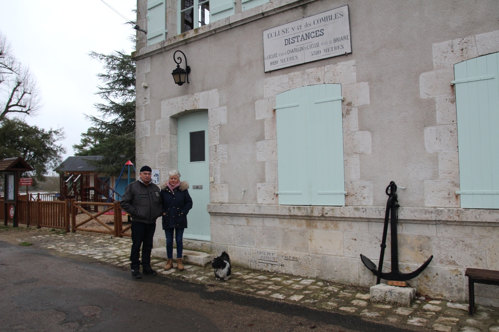 Devant les lignes des crues de la Loire.
