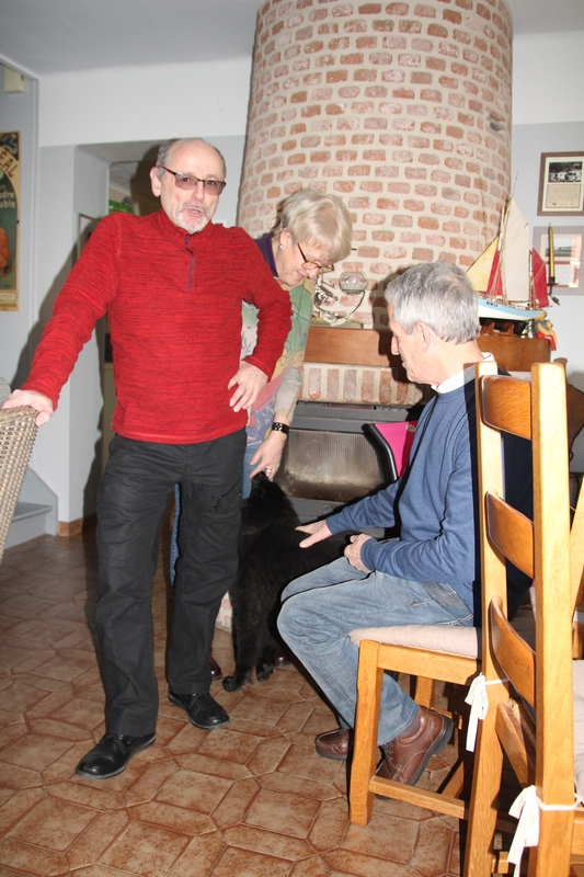 La pose du maître des lieux avant un repas.......