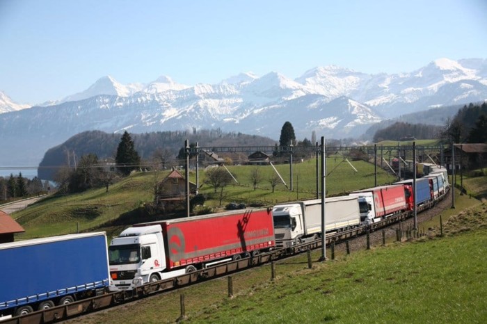 Camions train.jpg