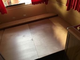 et permettre un lit deux personnes transformable en dînette arrière.