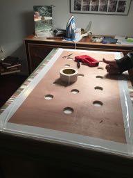 Coussin d'assise. Les tissu est agrafé et ensuite protégé par une bande de scotch armé.