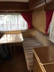 Voilà ! Menuiserie, électricité (en effet l'Eriba été transformée en "tout électrique" par le propriétaire précédent), coussins, mousse, rideaux, nettoyage, table, rail, triptyque, convecteur...