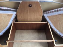 Support "manche à balai" pour la table recevant les coussins du lit.