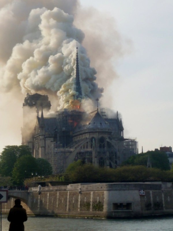 ND Paris en feu.jpg