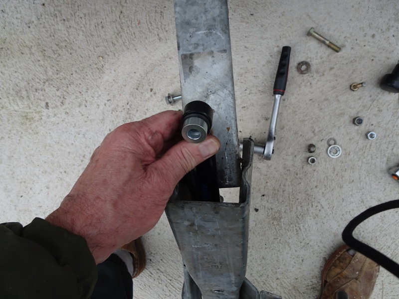 Introduction de l’amortisseur neuf.