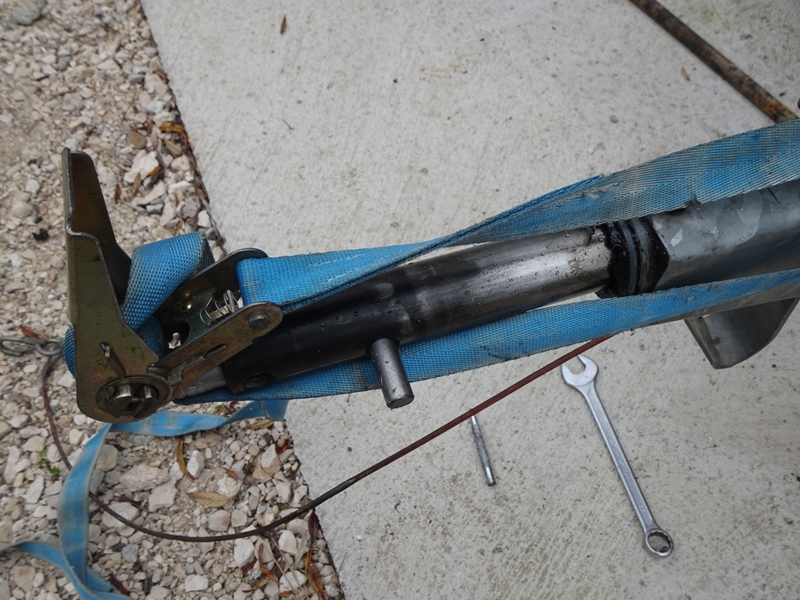 Mise en place du rond dans l’œillet de la tige. Pièce importante pour gagner du temps. Cette pièce est remplacée par le boulon de la tête d'attelage.