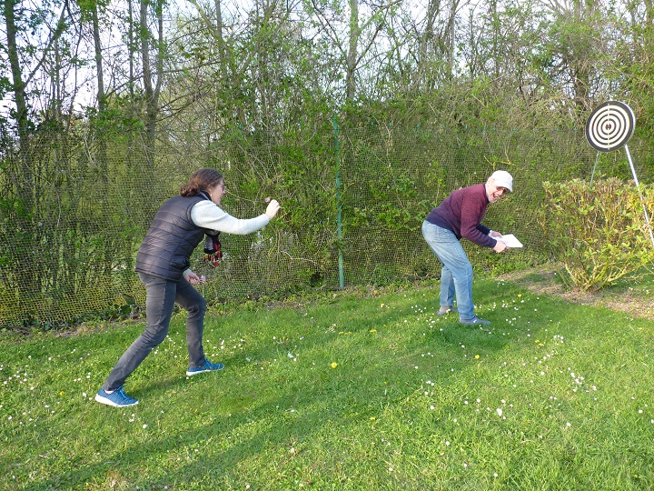 Au camping , jeu de flèchettes