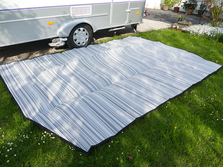 tapis de sol  offert , ainsi que les sangles tempêtes