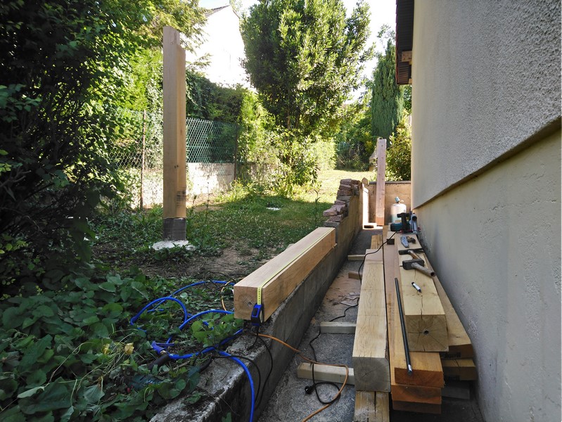 Piliers en chêne posés sur des plots en ciment