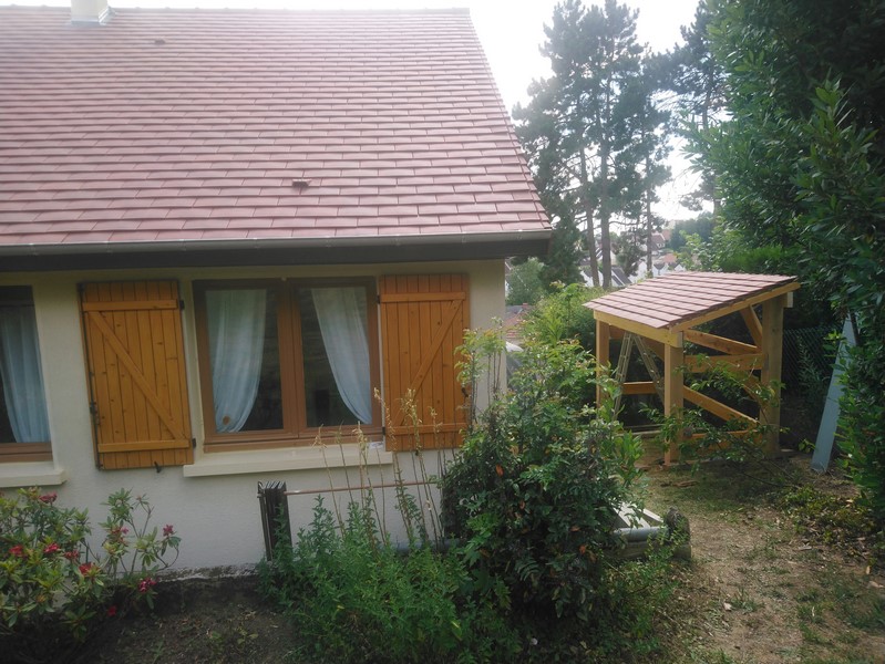 Les tuiles de couverture sont identiques à celles de la maison.